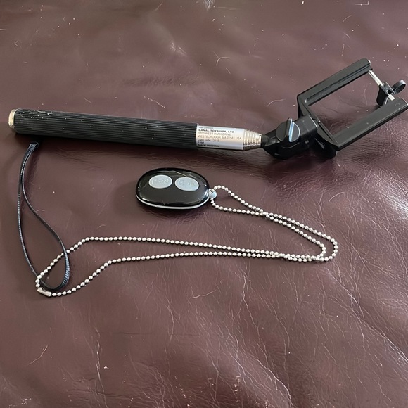 Selfie Stick w/3.5mm design, shutter control, photo buttons, & extends to 40”. - Picture 5 of 10